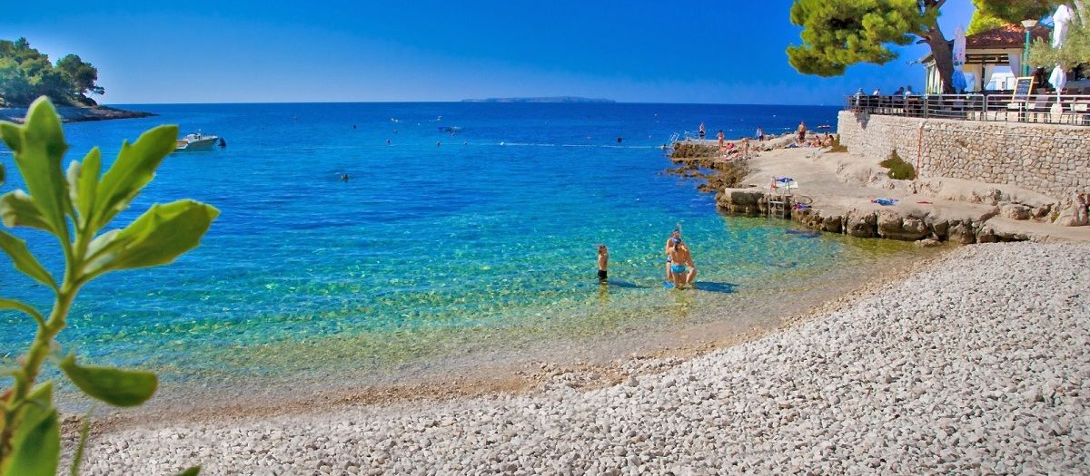 Plaża przy campingu Čikat na wyspie Lošinj w Chorwacji.