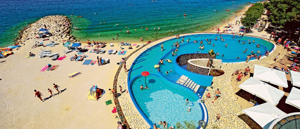 Basen z widokiem na morze na campingu Solaris Beach Resort w Szybeniku.