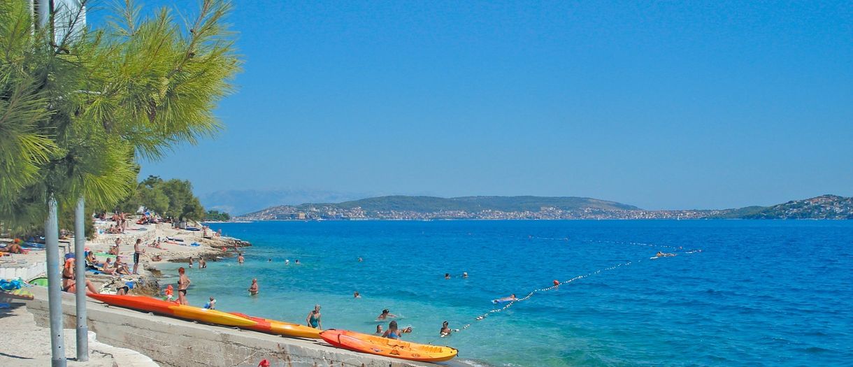 Plaża przy campingu Belvedere Trogir w Dalmacji.