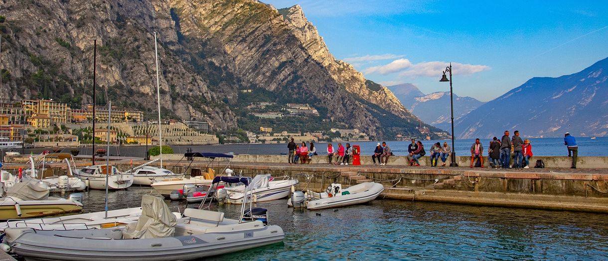 Widok na wzgórza i jezioro z portu w Limone sul Garda