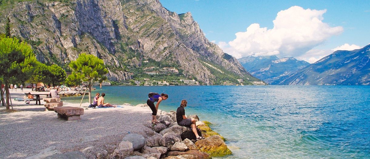 Kamienista plaża w Limone sul Garda