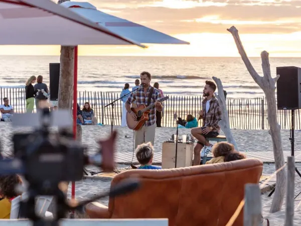 Rozrywka w wieczornym słońcu na plaży na kempingu Roan Atlantic Club Montalivet